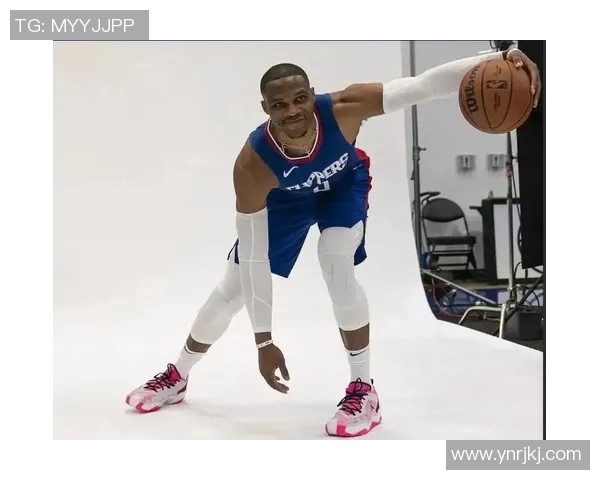 雷霆球星拉塞尔·威斯布鲁克在比赛中取得关键胜利