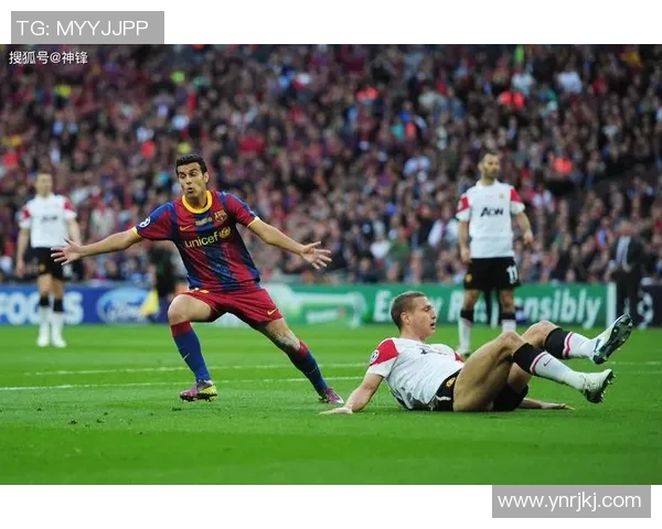 曼联传奇与巴萨名宿同场竞技重温经典对决的荣耀时刻