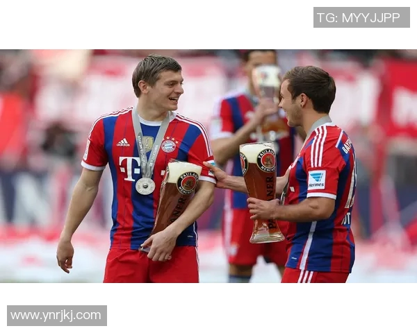 克罗斯在足球历史中的地位与影响力探讨及其职业生涯的辉煌成就回顾