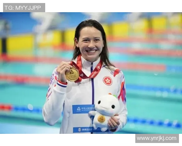 何诗蓓：在游泳池中追逐梦想与荣耀的奋斗故事